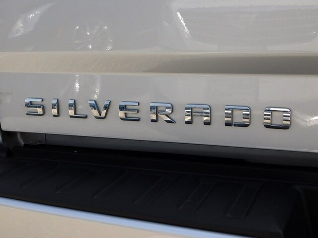The 2017 Chevrolet Silverado 1500 LT w/2LT