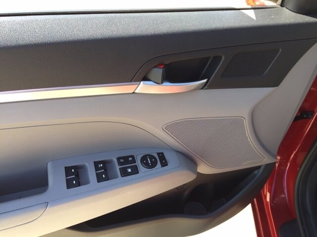2020 Hyundai Elantra SE photo