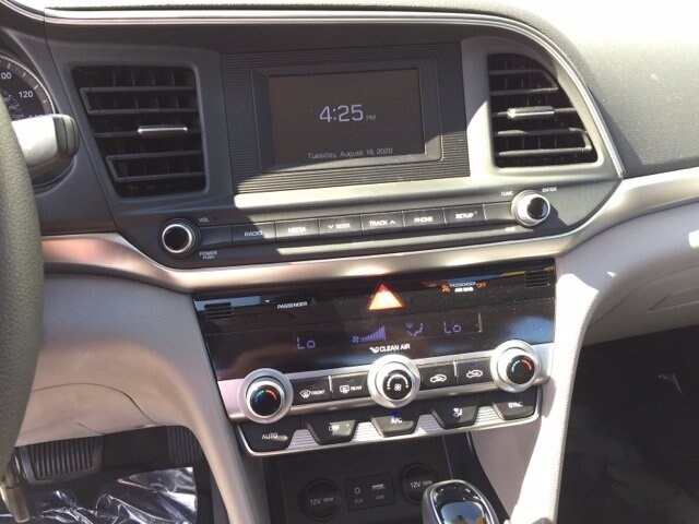 2020 Hyundai Elantra SE photo